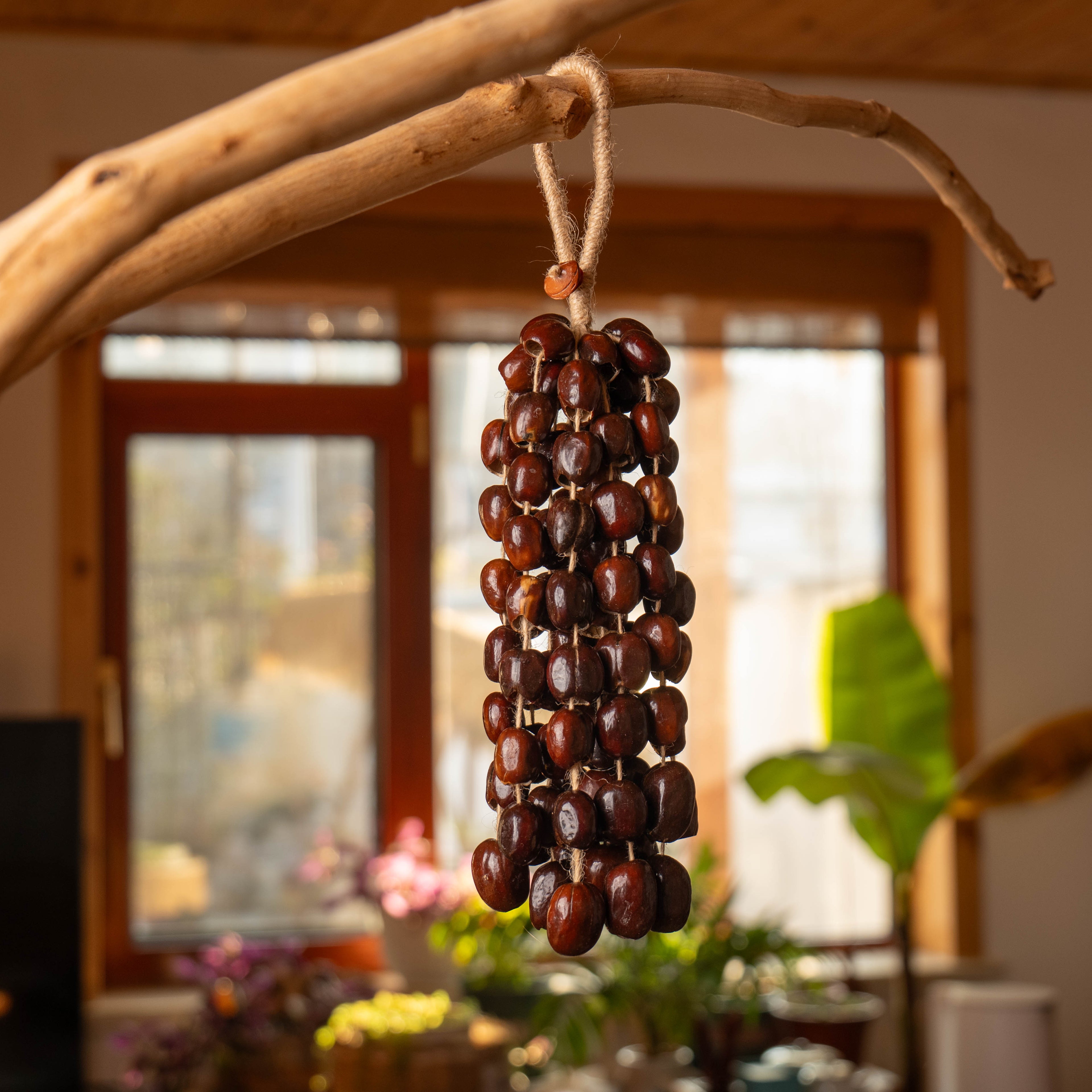 96-piece natural Pala nut wind chime with peach pits and red beans, acoustic anchor for sound healing